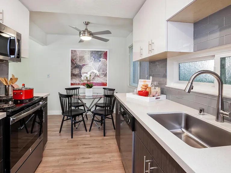 Halford Gardens Apartments — Photo 22