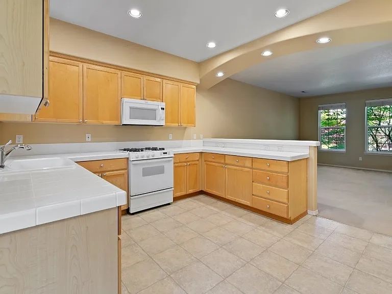 816 NE Caden Ave — Photo 7