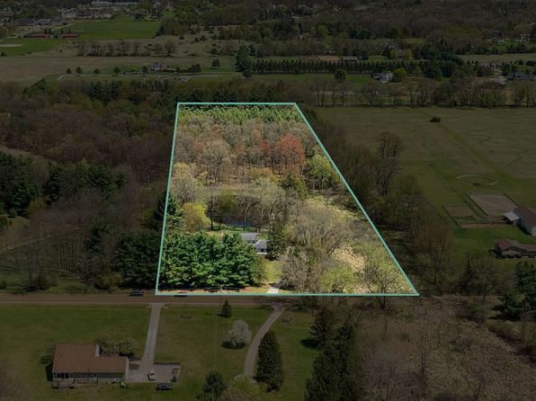 2050 Rowe Rd, Milford, MI 48380