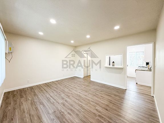 3rd image of 15546 Vanowen St #9