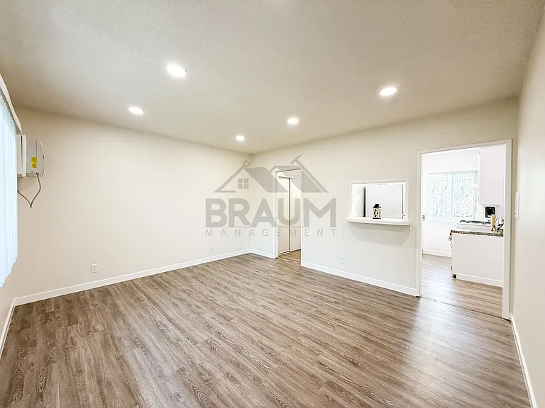 15546 VANOWEN STREET — Photo 3