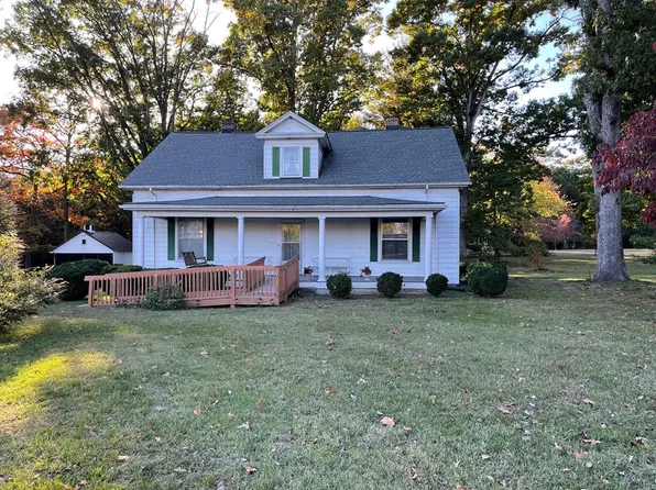 712 S Main St, Gretna, VA 24557