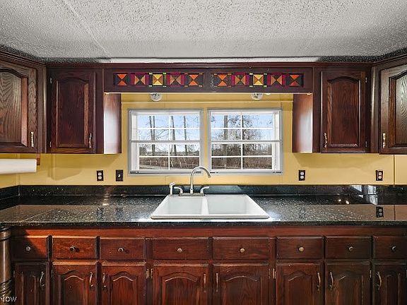 3rd image of 924 N Jewell Rd