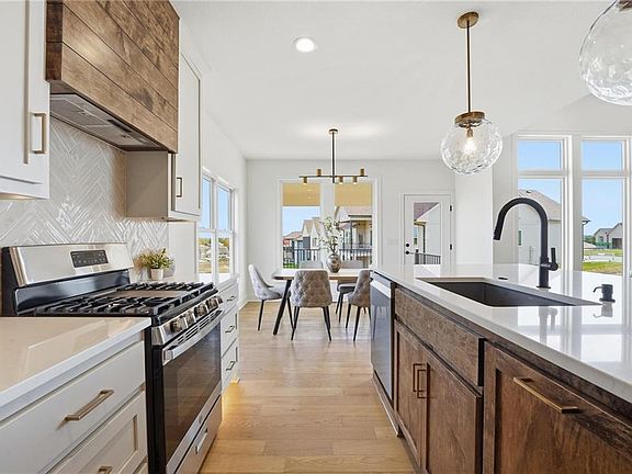 5th image of 1304 Larkspur Pl