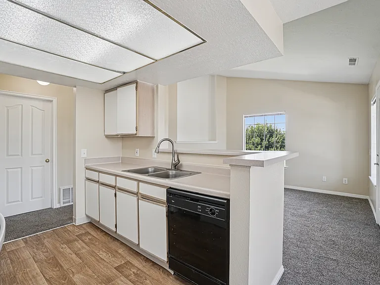 Sterling Pointe Apartments — Photo 56