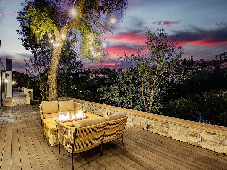 2570 Nichols Canyon Rd — Photo 36