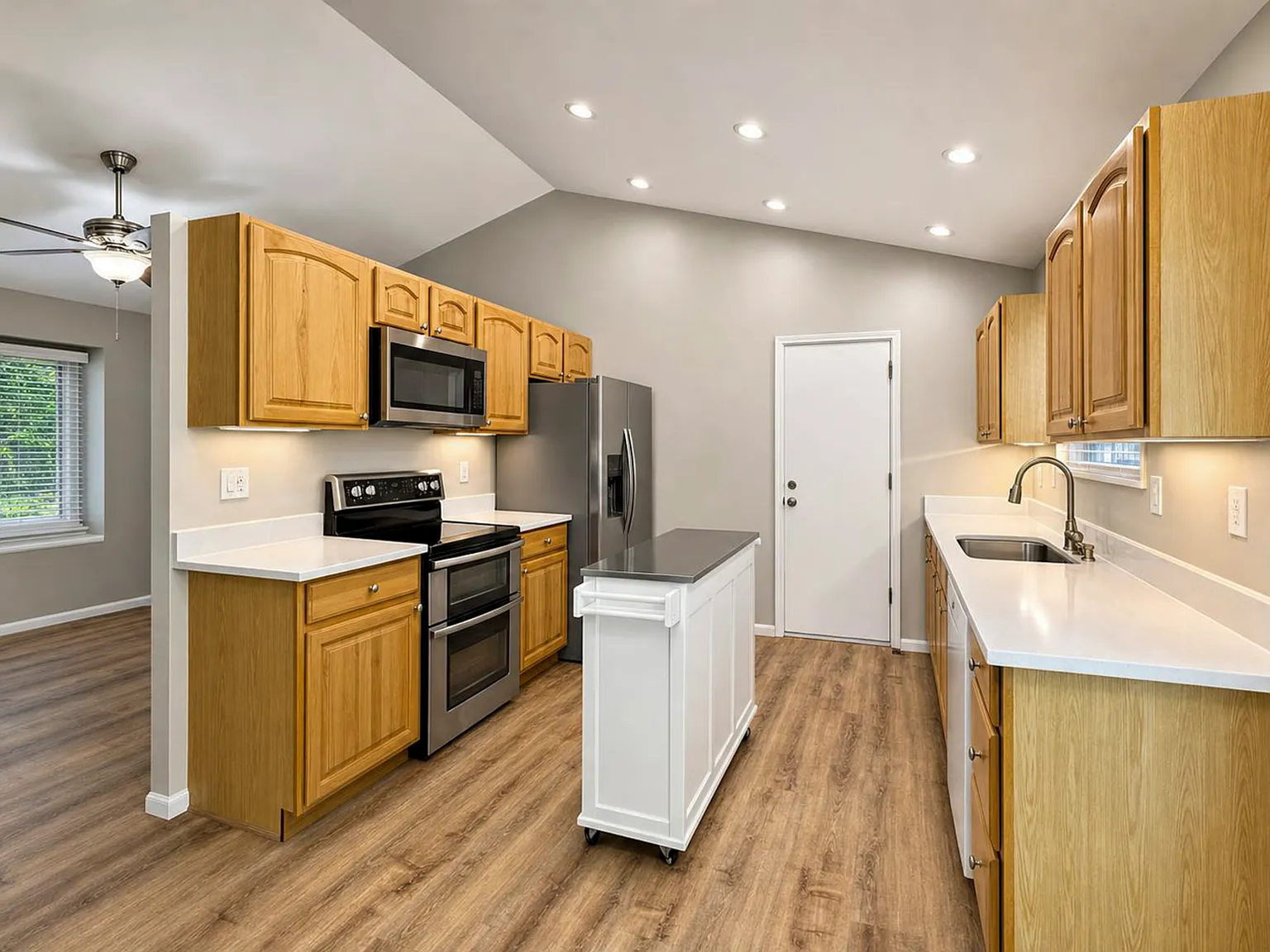 4 bed, 1650 sqft, $2,900 — Photo 4