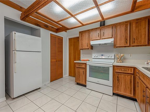 4th image of 2932 Sylvan Ave