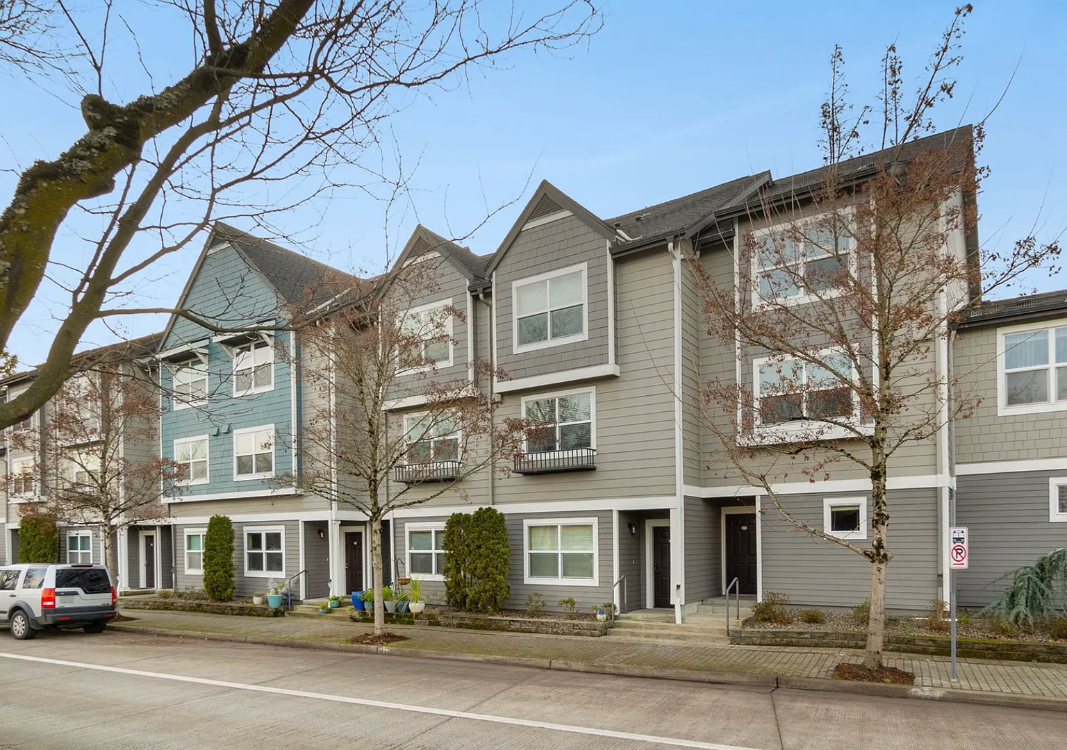 Live in Comfort, Convenience & Style Near the Vancouver Waterfront — Photo 1