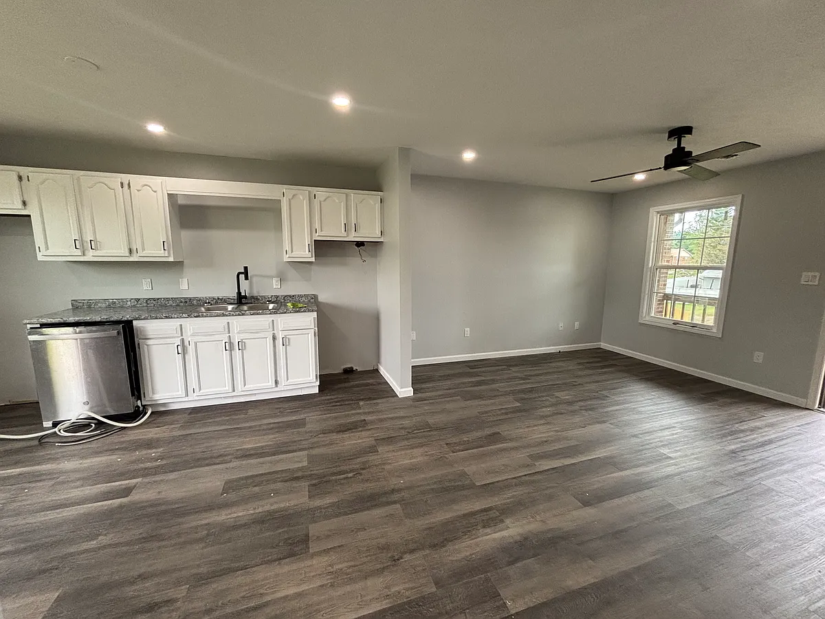 Building Photo - 6885 Westgate Cir