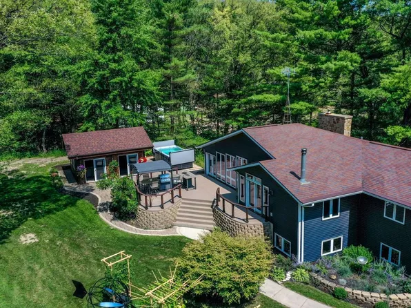 W8904 Bilkie Rd, Poynette, WI 53955