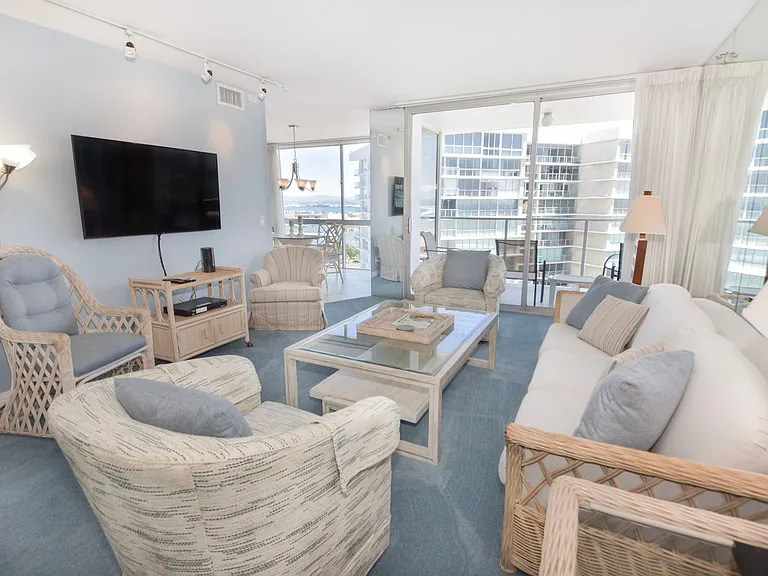 1810 Avenida Del Mundo #1209 — Photo 3