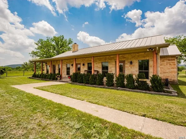 2657 West Sabinal Road, Utopia, TX 78884