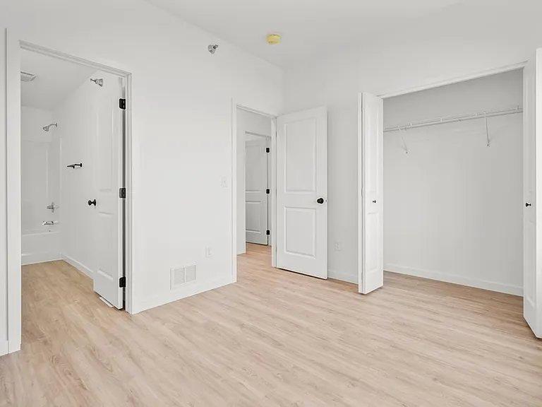 895 W 8th St — Photo 22