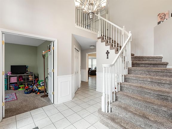 5th image of 30425 Norwich Dr