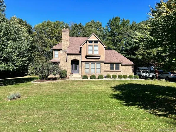 7814 Debora Dr, Brighton, MI 48114