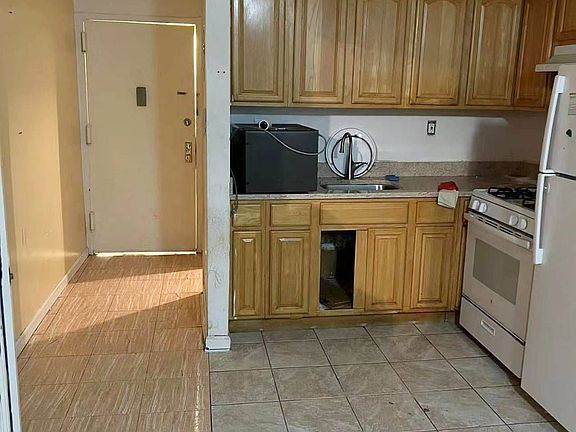 4th image of 59-28 Xenia St Floor 4