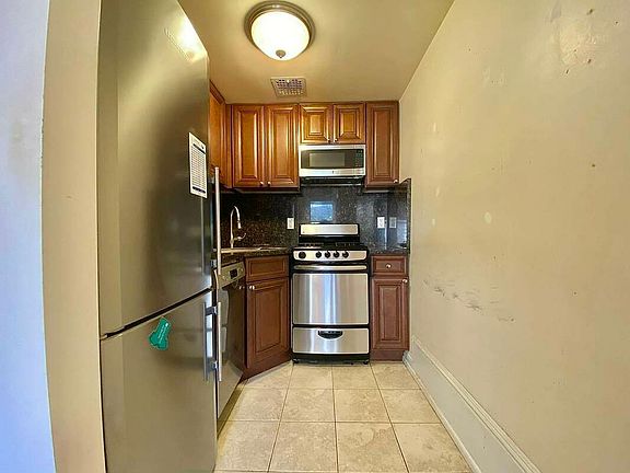 5th image of 314 W 104th St #3C