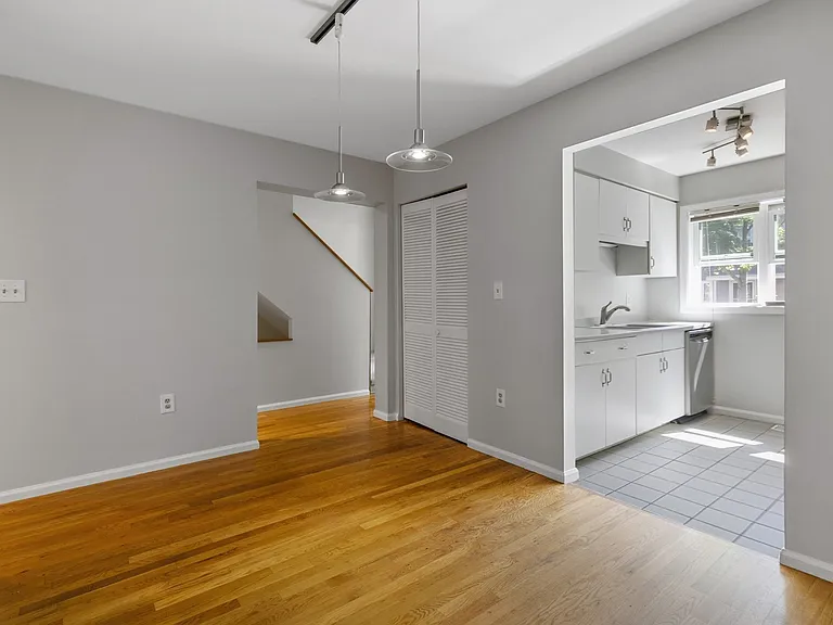 8 Locust Ln #4 — Photo 13
