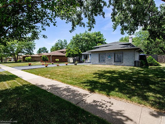 2nd image of 452 Manor Dr
