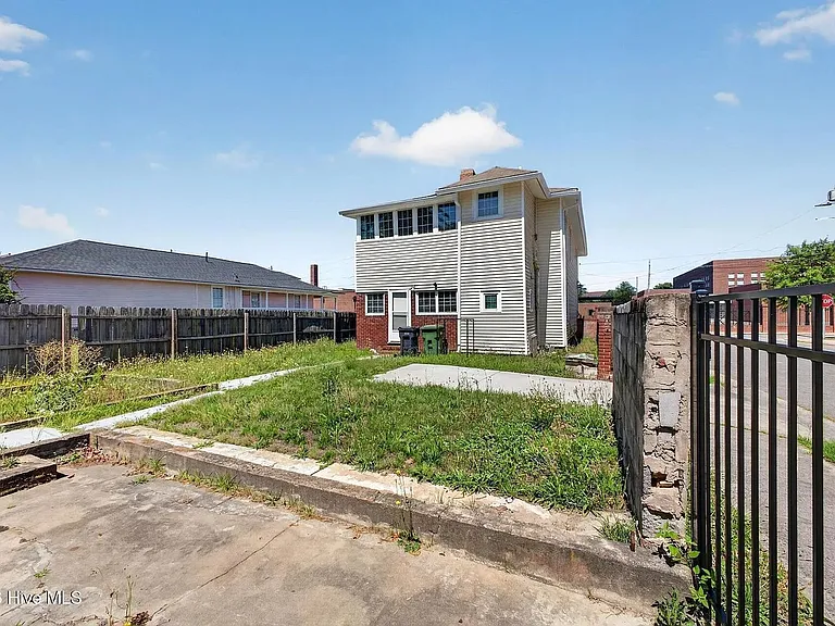 1102 Phillips St — Photo 36