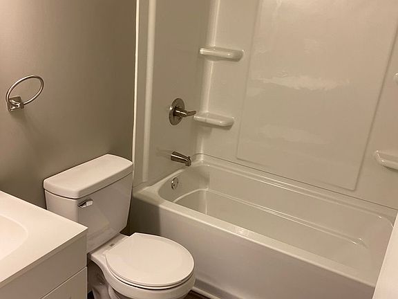 5th image of 906 Georgian Dr APT F