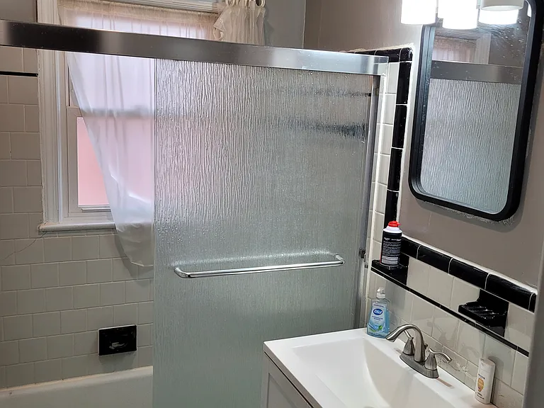 Shared bathroom (with one other tenant)