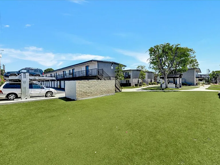 2701 W McFadden Ave — Photo 33