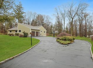 698 Bear Ridge Rd, Pleasantville, NY 10570