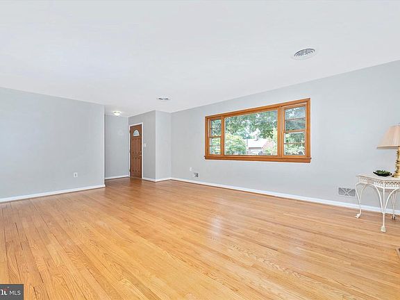 Big front picture window lets in lots of light.