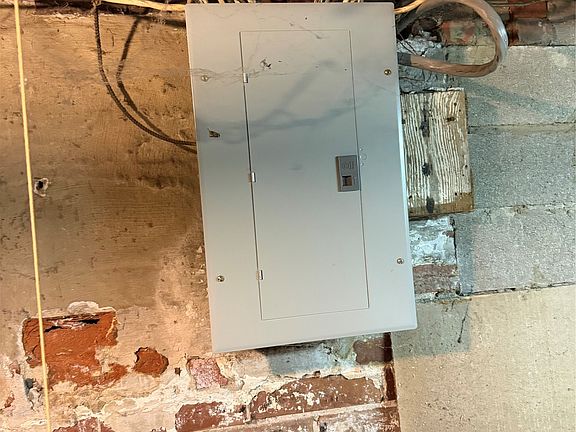 4th image of 1061 Newton Ave