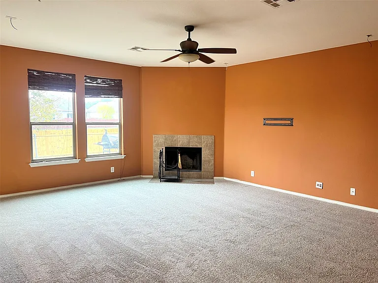 160 Mistletoe Ln — Photo 2