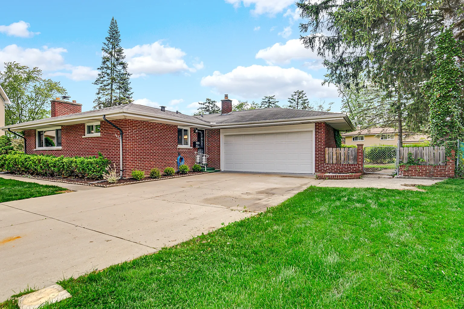 1420 E Emmerson Ln photo 1