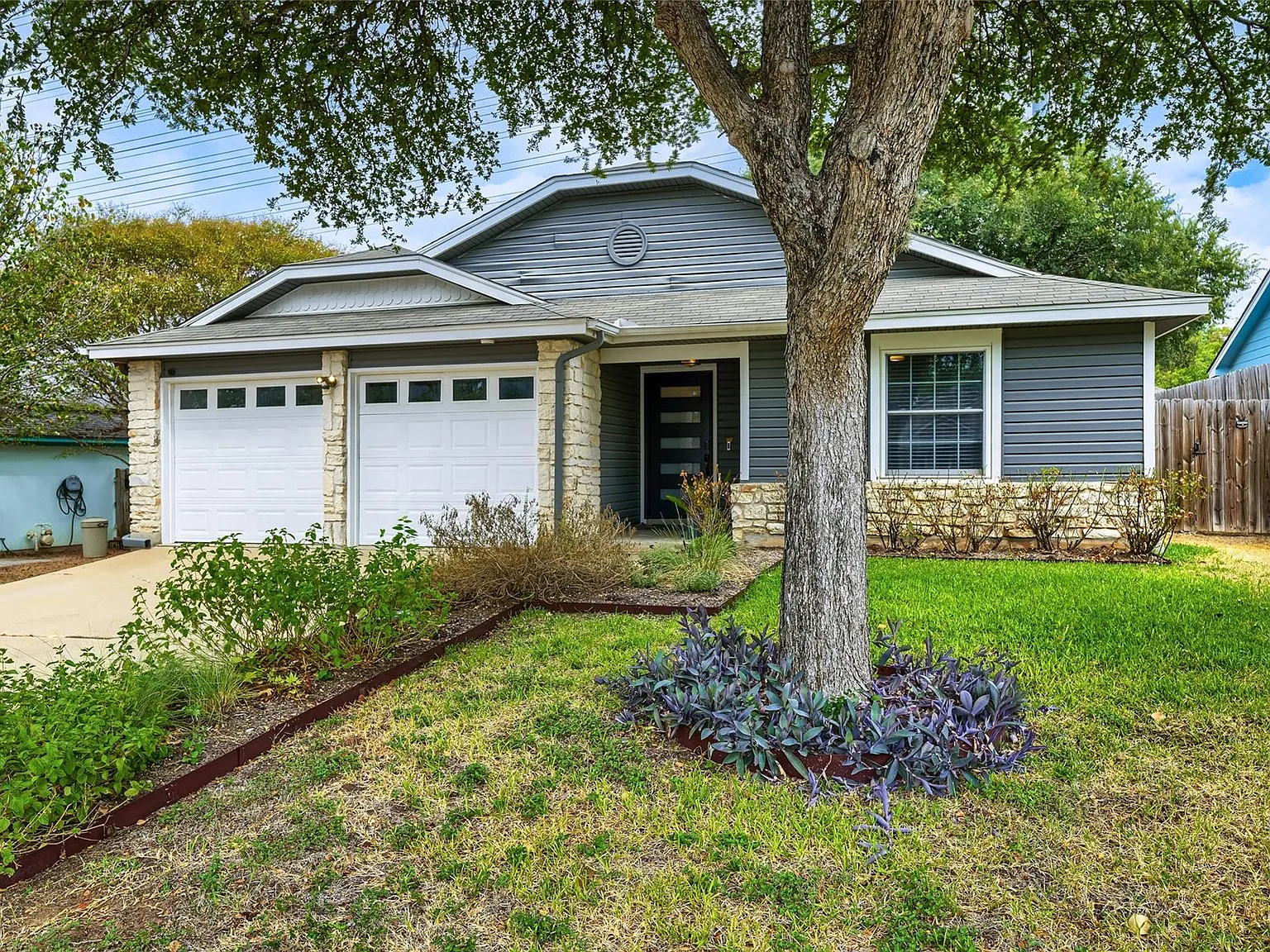 3 bed, 2.0 bath, 1213 sqft, $2,100 — Photo 2