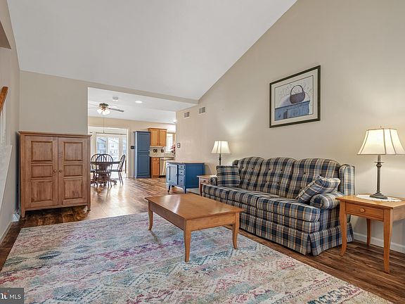 5th image of 104 Bradford St
