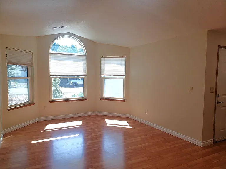 212 NE 175th Ave — Photo 3