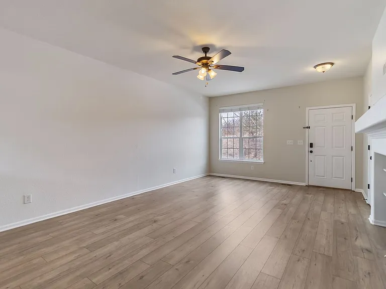 727 Crooked Y Point — Photo 3