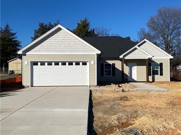 1009 Fairfield Dr, Yadkinville, NC 27055