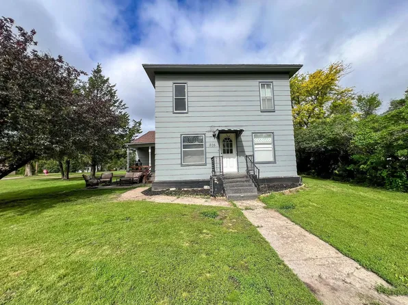 205 S 3rd Ave, Woonsocket, SD 57385