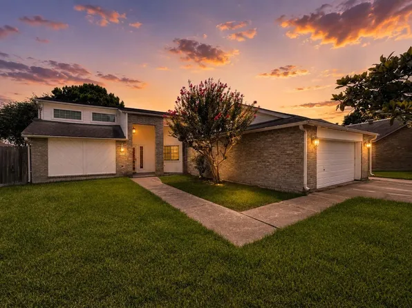 2109 E Linwood Oaks St, Pearland, TX 77581