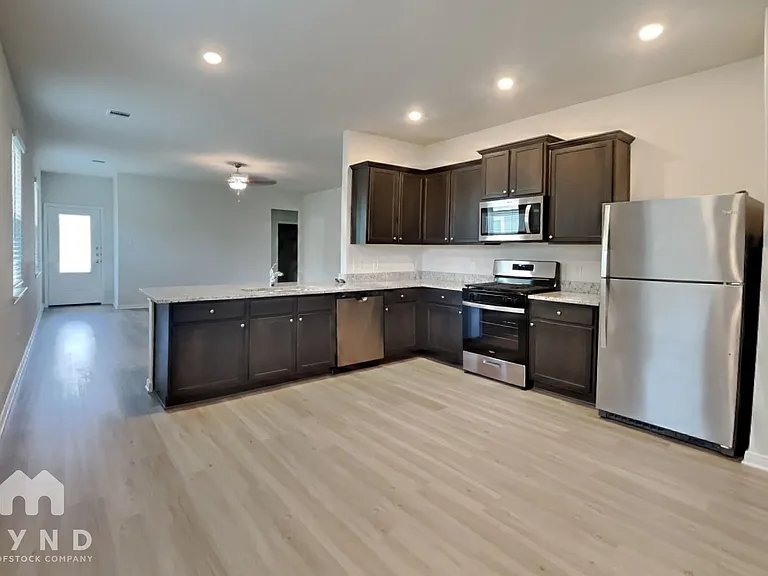 15468 Maple Terrace Dr — Photo 2