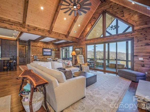333 Kanasdatsi Dr, Brevard, NC 28712
