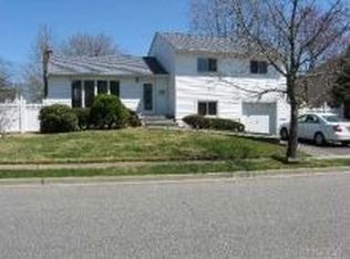 3 Manor Dr, Bethpage, NY 11714