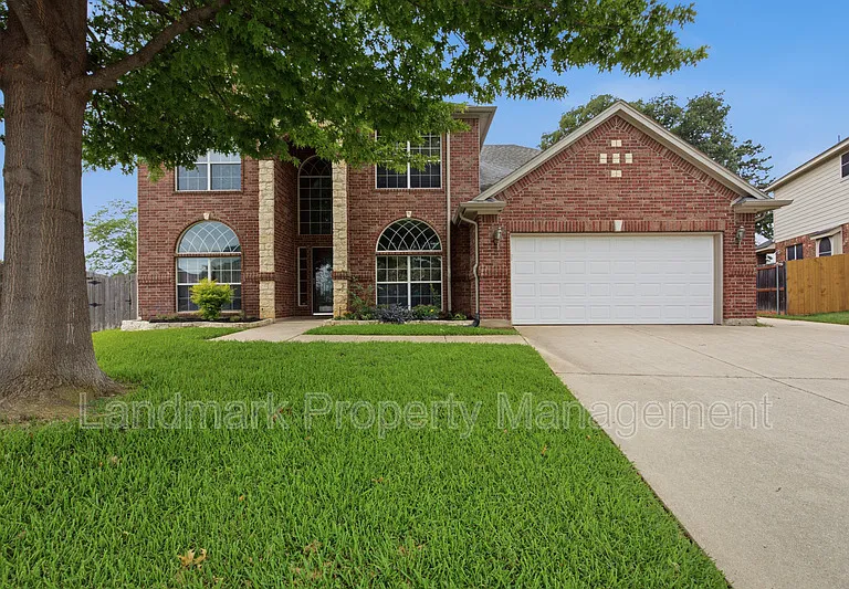 2115 Lexington Dr — Photo 1