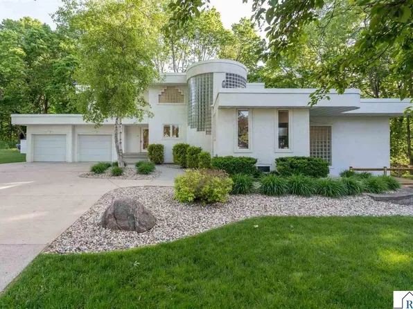 317 Meadow Woods Dr, Mankato, MN 56001