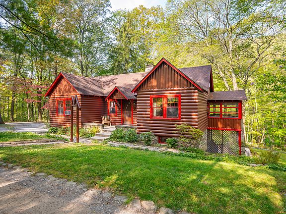 Stone Ridge Lodge 
Overlooks the Lake