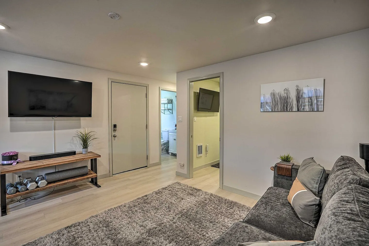 1 bed, 1.0 bath, 592 sqft, $4,273 — Photo 2