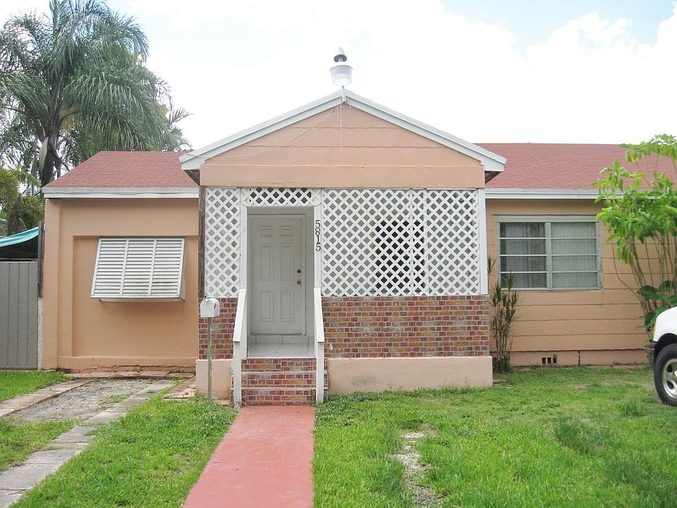 Front of the house where the apartment is located (to the we