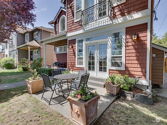 Private front patio with french doors>
