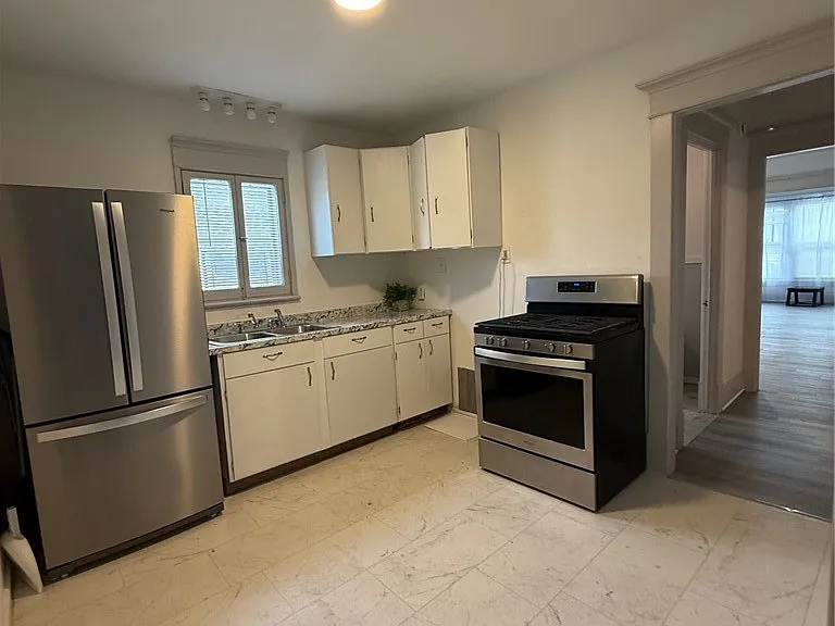 61 Baxter St #UPPER — Photo 2